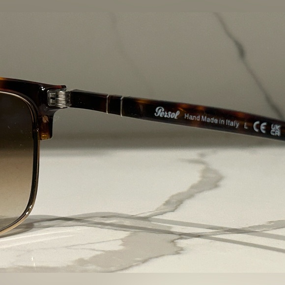 New Persol unisex sunglasses - Picture 4 of 4